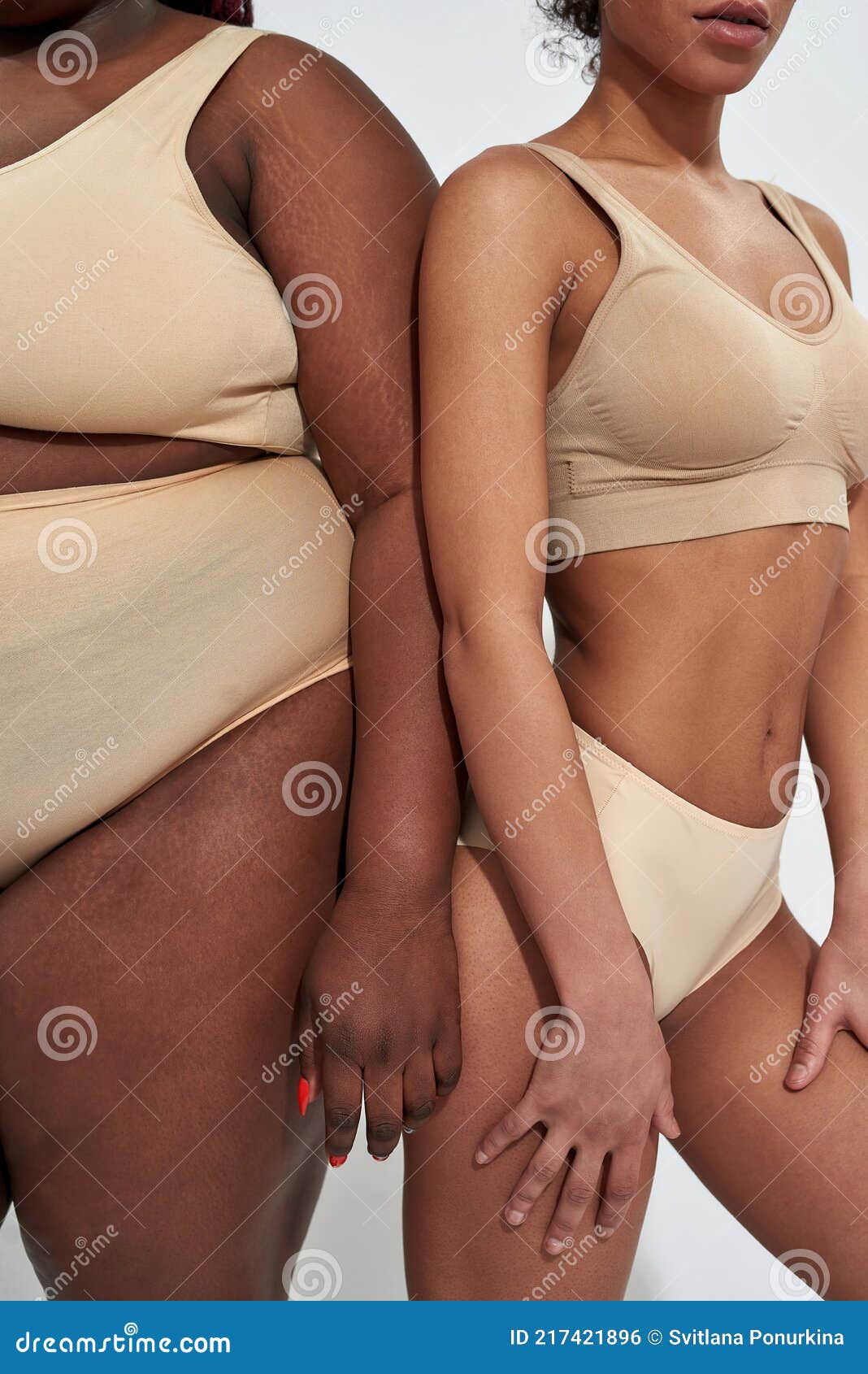 Foto Recortada De Cuerpos De Grande Y Delgada Afroamericana Mujeres Interior Beige De Pie Cerca De La Otra Foto de archivo - Imagen de modelo, curvatura: