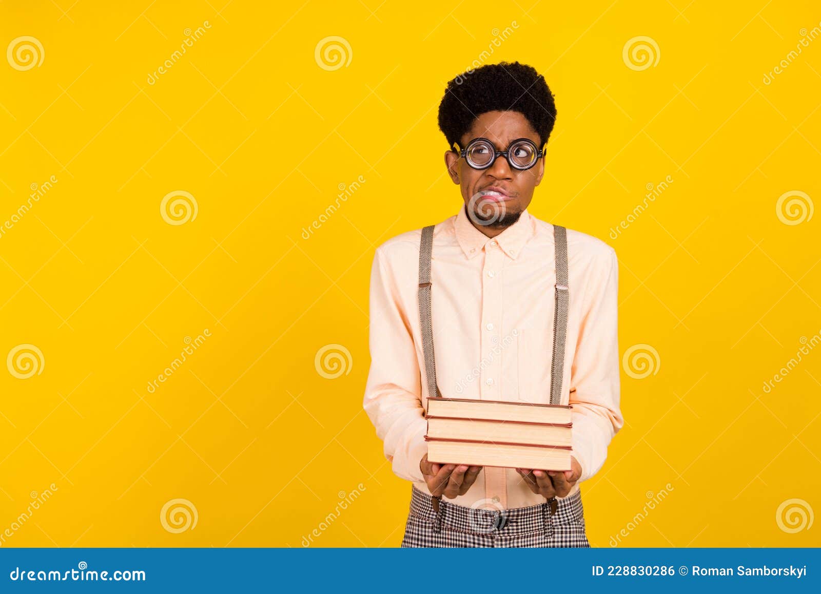 Foto-retrato Homem Na Camisa Usando óculos Mantendo a Pilha De