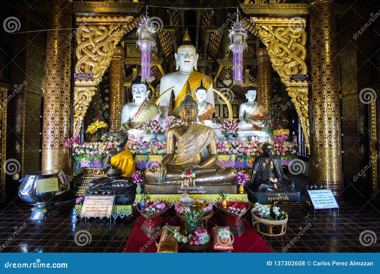 pequeÃÂ±o altar budista en la ciudad de chiang mai. small buddhist altar in the city of chiang mai.