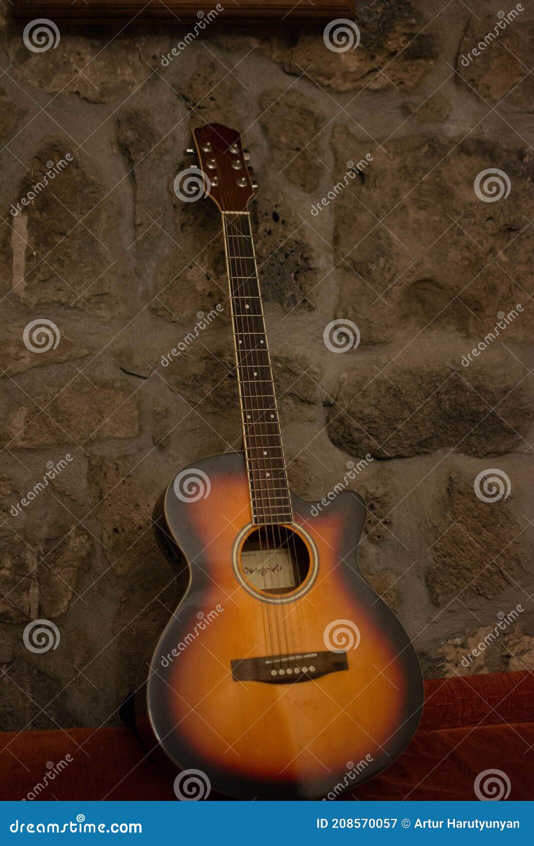 Foto De Spaanse Gitaar. Gitaarmuziekinstrument Stock Afbeelding Image of overleg, spel: 208570057