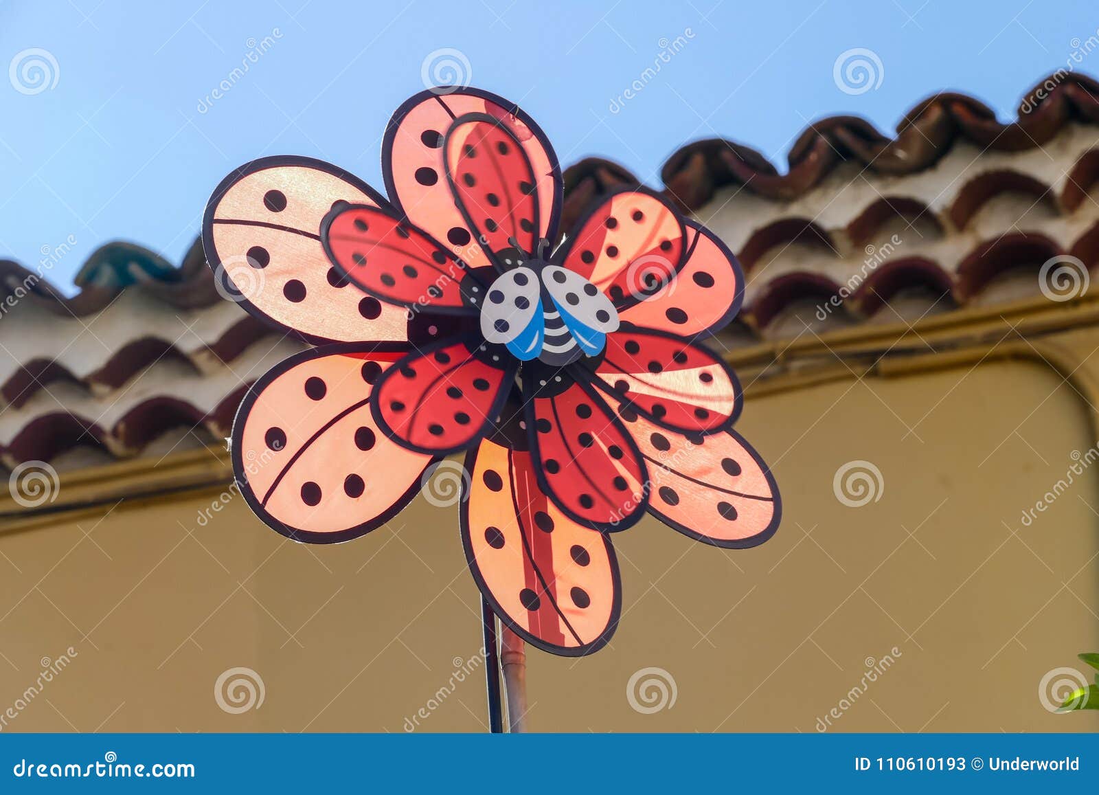 Foto van een gekleurde Vuurradstuk speelgoed Windmolentuin. Foto van een Vuurradstuk speelgoed Windmolentuin