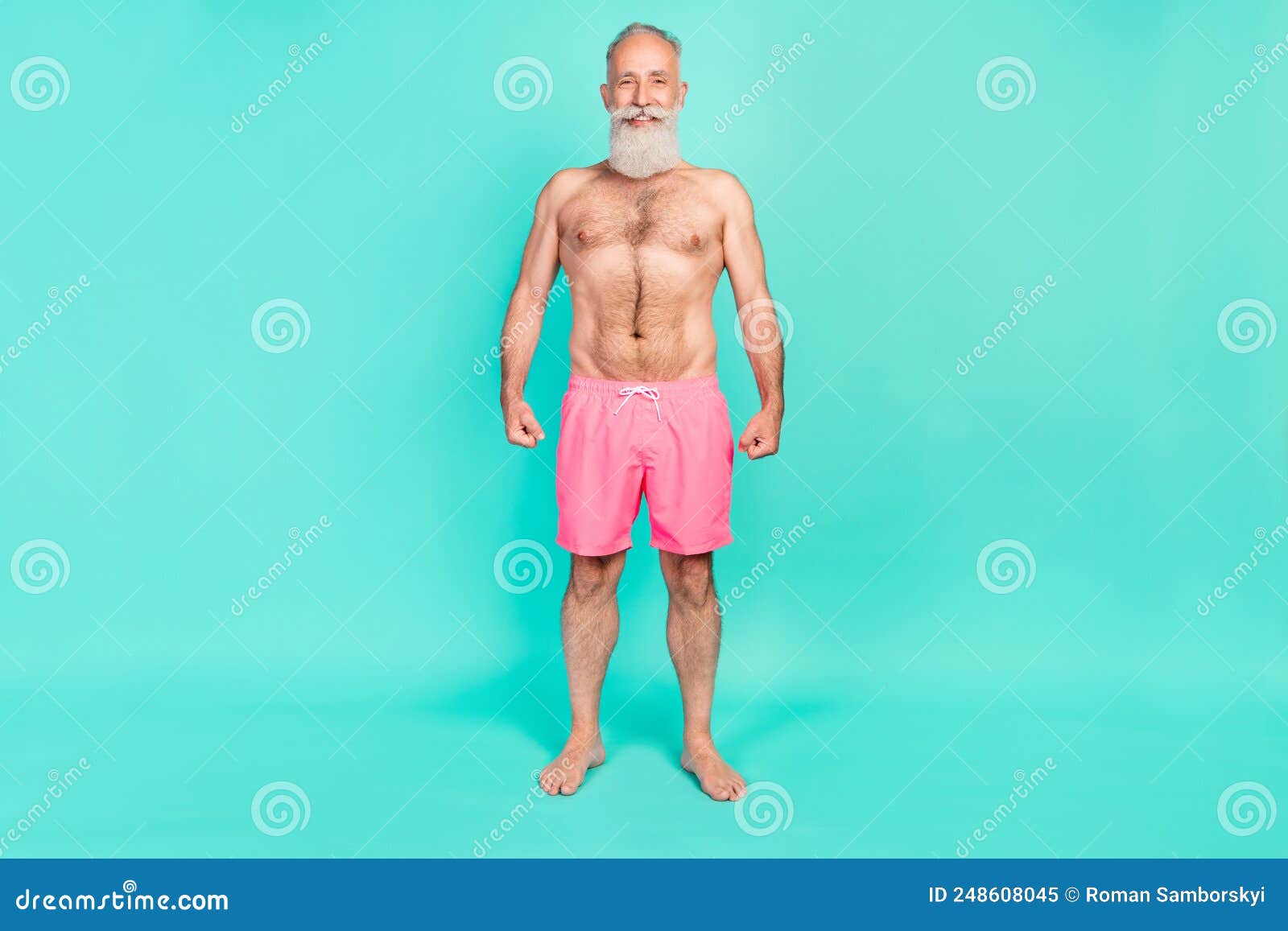 Foto Van Vrolijke Positieve Opa Naakte Torso Tanden Glimlach Draagt Roze Korte Broekjes