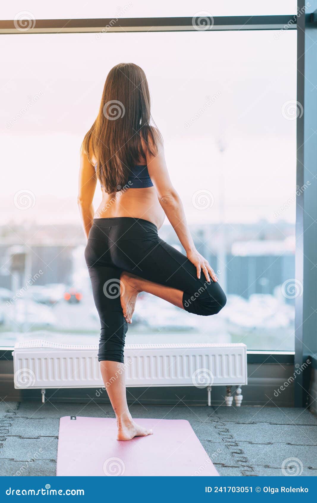 Foto Vertical De Mujer Embarazada De Tono Atlético En Ropa Deportiva. Hacer  Yoga árbol Y Hacer Ejercicio Relajación Imagen de archivo - Imagen de  esperando, actitud: 241703051