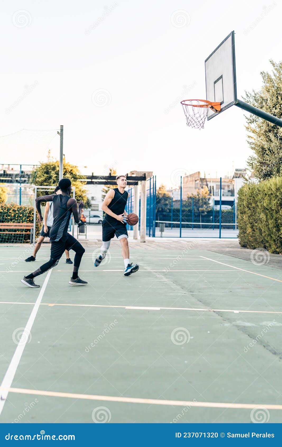 Grupo de pessoas multiétnicas jogando basquete na quadra