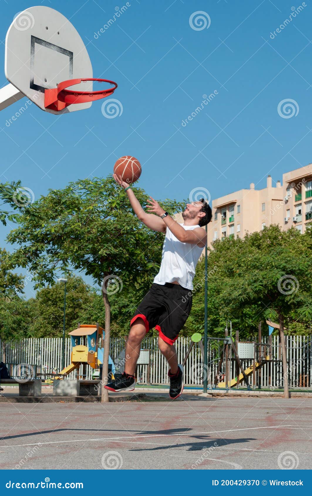 Pessoas jogando basquete