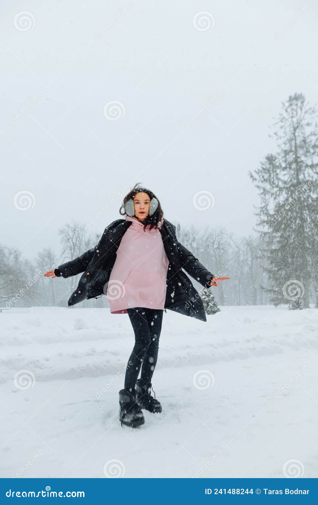 Un hombre en invierno en la calle. el chico camina por la