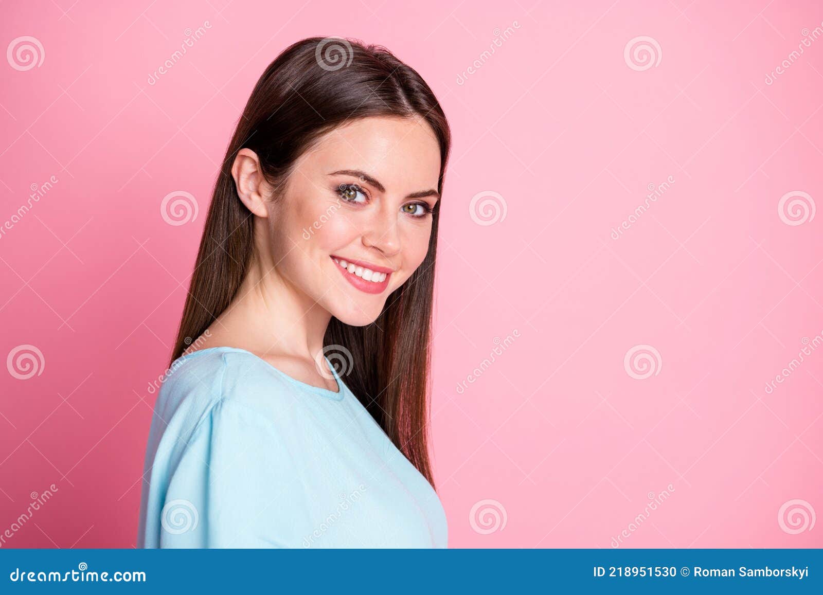 Foto aproximada de menina de cabelos cacheados em fundo rosa foto