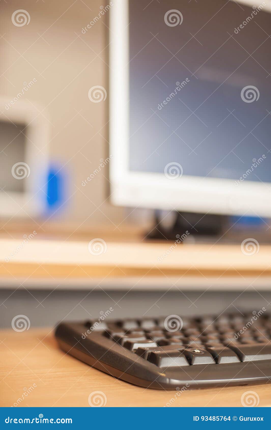 Foto von Reihencomputern im Klassenzimmer oder in anderem pädagogischem institu. Foto von Reihencomputern im Klassenzimmer oder in anderer Bildungseinrichtung Abschluss oben