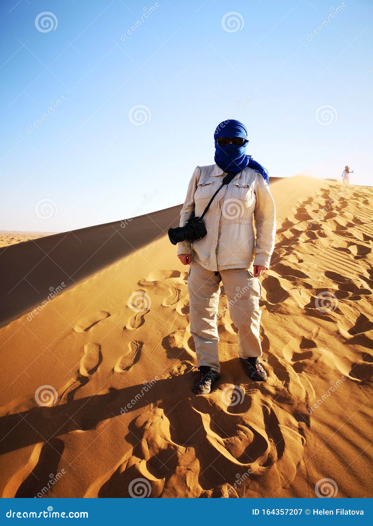 Magistraat vergeven Hoes Fotograaf in De Sahara-woestijn, Marokko Stock Afbeelding - Image of reis, afrika: 164357207 Magistraat vergeven Hoes Fotograaf in De Sahara-woestijn, Marokko Stock Afbeelding - Image of reis, afrika: 164357207