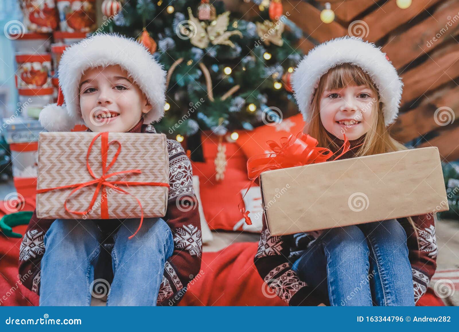 Fotografía De Primer Plano De Hijos Preparando Regalos De Navidad Para Padres Foto de archivo - Imagen de regalo, vacaciones: 163344796