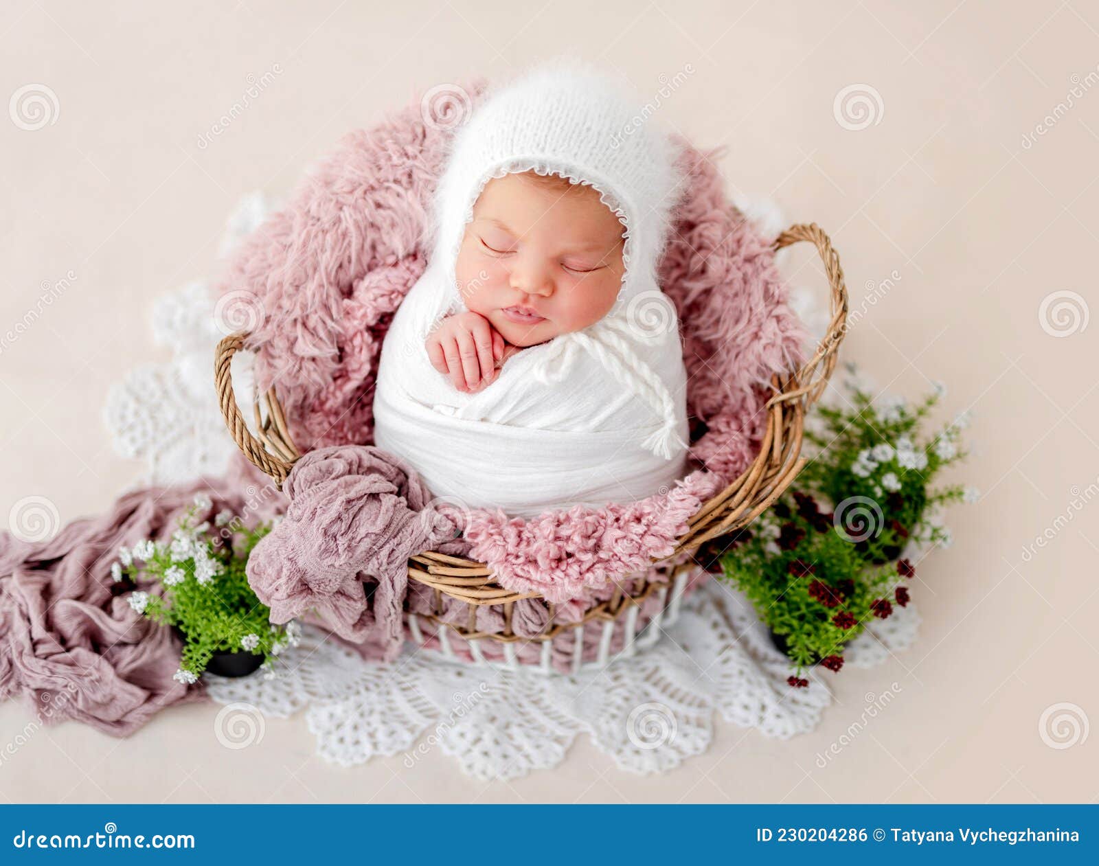 Niña recién nacida en manta de punto. Salud, crianza y educación del recién  nacido Fotografía de stock - Alamy