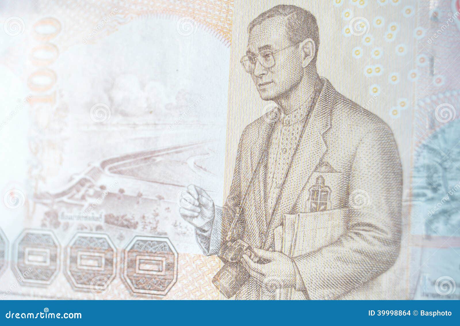 Fotografa królewiątka banknot, Tajlandia. Jego Wysokość królewiątko Bhumibol Adulyadej Tajlandia trzyma SLR kamerę z Pa Sak Jolasid tamą. (Rama IX)  1000 Tajlandzkiego bahta banknotów.  Używać banknot, fotografujący przy kątem.