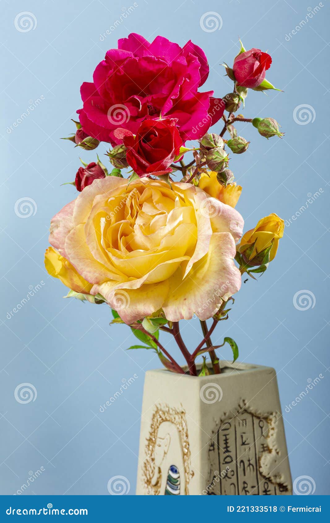 Fotografia De Um Buquê De Flores Naturais De Rosas Amarelas E Vermelhas Num  Vaso De Argila Num Fundo Azul, a Fotografia Foi Tirada Foto de Stock -  Imagem de figura, presente: 221333518
