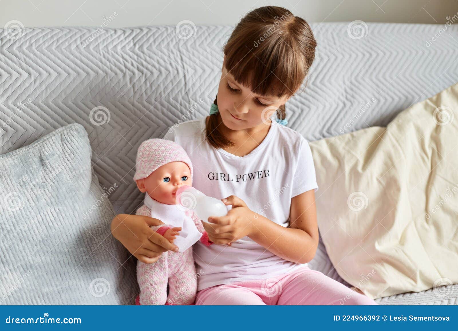 Garotinha Da Pré-escola Brincando Com Bonecas. Feliz E Excitante