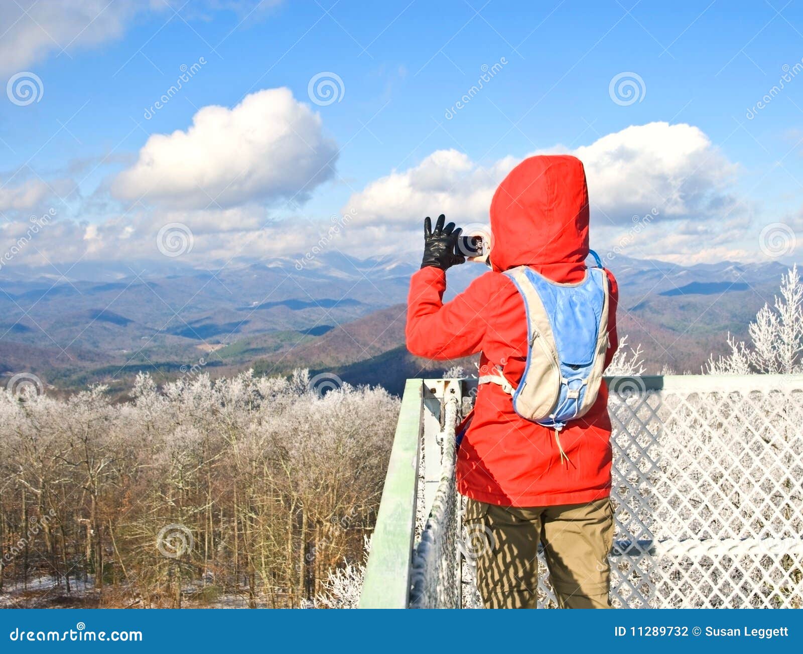 Fotografia del turista della donna. Una donna che cattura una maschera del paesaggio di inverno da una torretta dell'allerta.