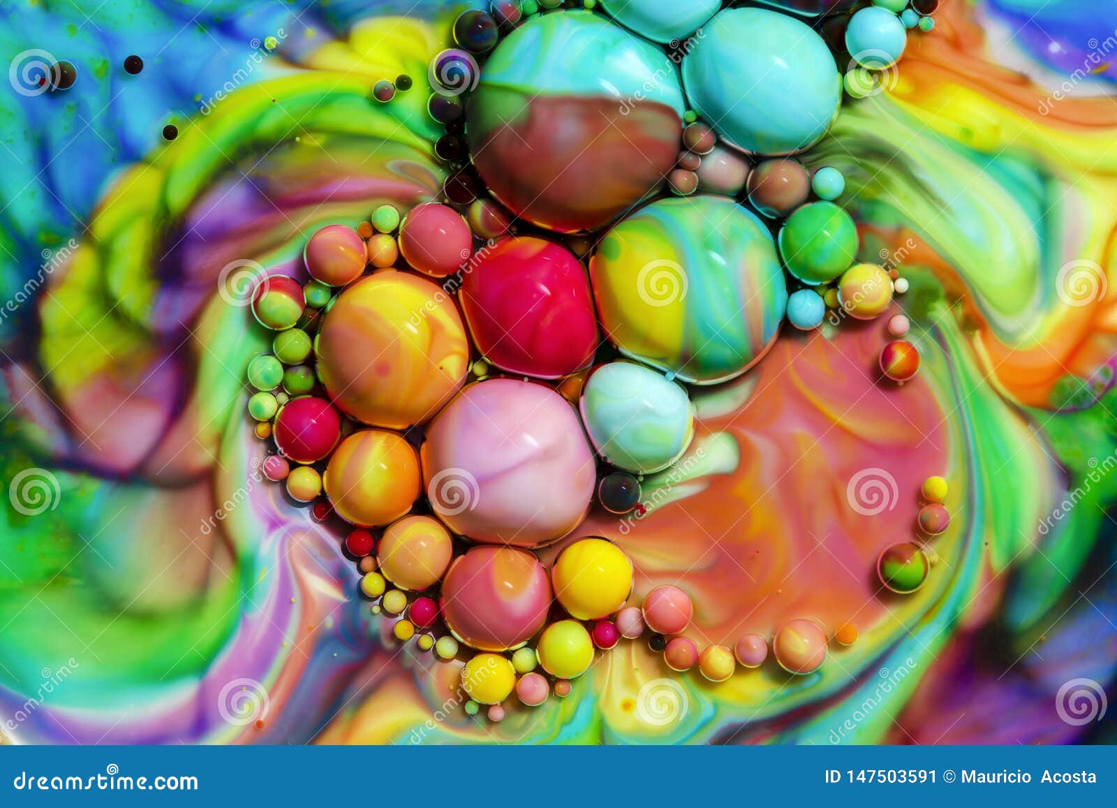 Fotografia macro das bolhas coloridas LXXIII. Fotografia macro de bolhas coloridas em alguns l?quidos produzindo os microworlds breves vibrantes que eternalized em uma imagem