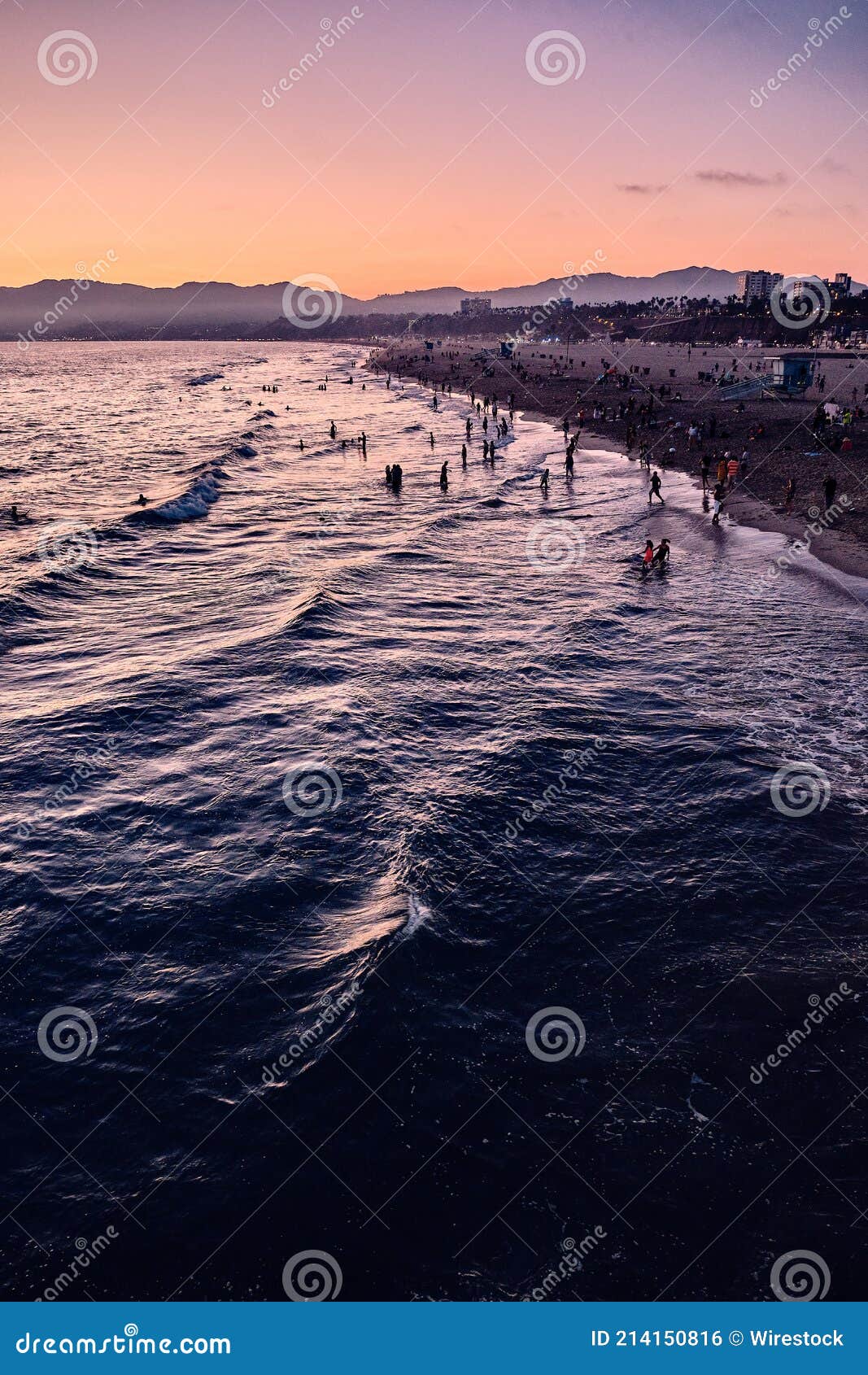 fotografia-em-contra-luz-de-jovens-jogando-volei-na-praia-durante-o-por-do-sol-em-carlsbad-na-california-1366402413770_956x500  - Barraca Santa Praia