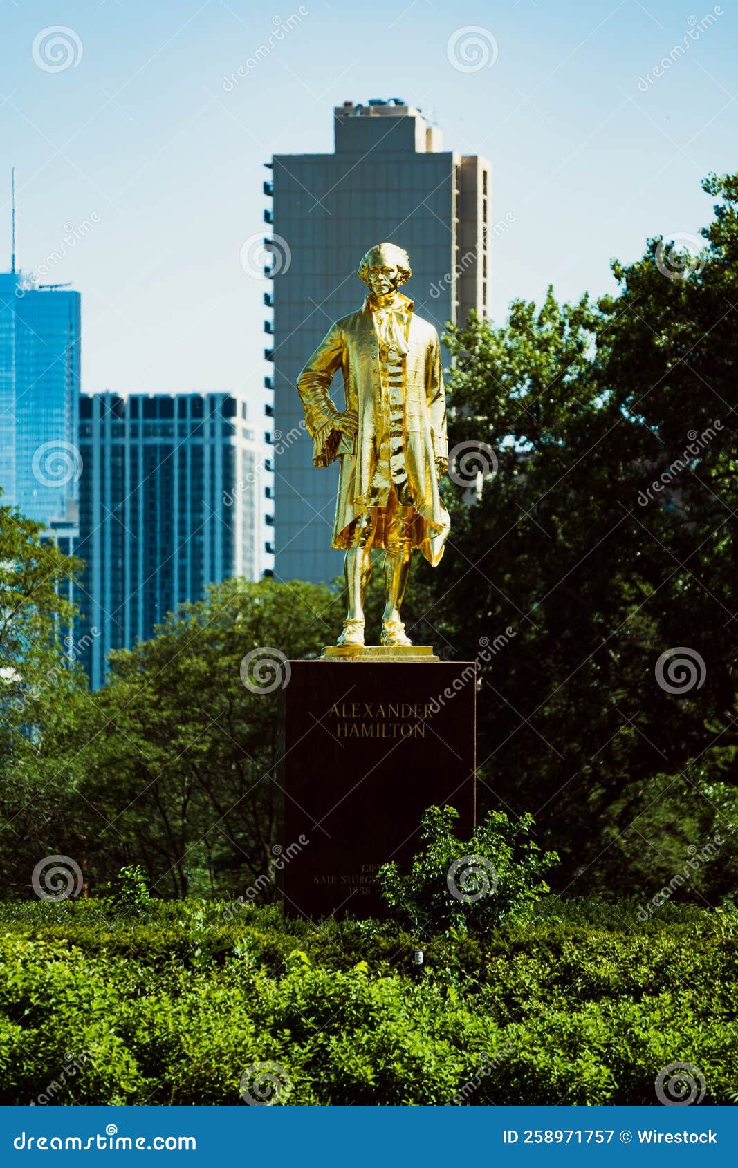 Fotografia verticale della statua di alexander hamilton nel lincoln park chicago. Uno scatto verticale della statua di alexander hamilton nel lincoln park chicago