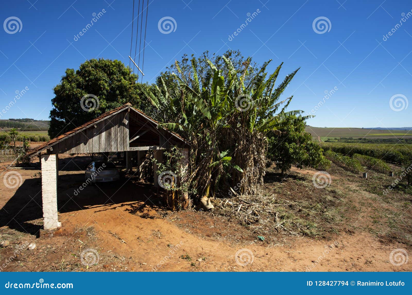fotos - simple farm house. brick house, red roof, red earth farm, brazil.