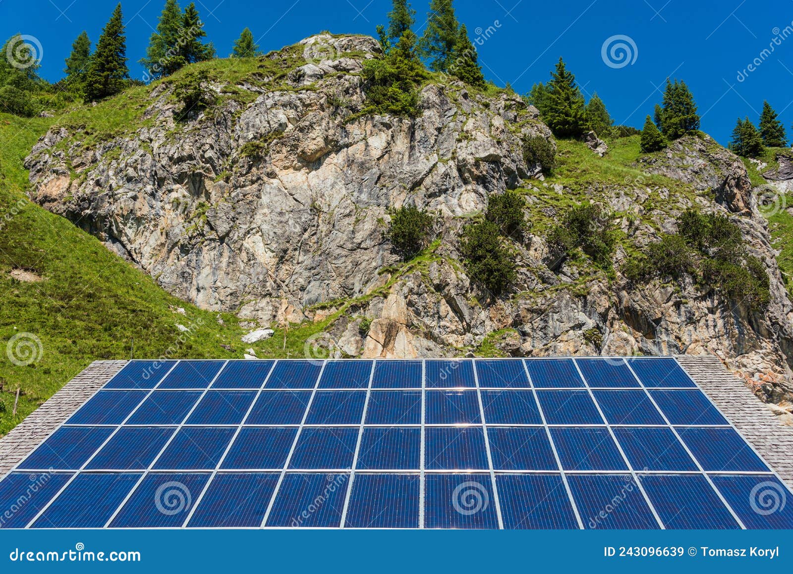 Fotovoltaik-Paneele Vor Dem Hintergrund Felsiger Berge Mit Grünen