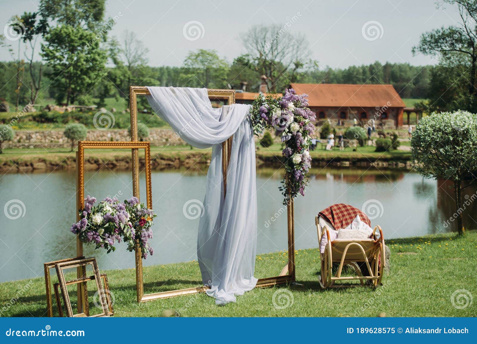 Presentator hongersnood media Fotozone Op Een Bruiloft Bij Het Meer Met Een Huwelijksversiering Voor  Gasten Tijdens De Zomer Stock Afbeelding - Image of decor, installatie:  189628575