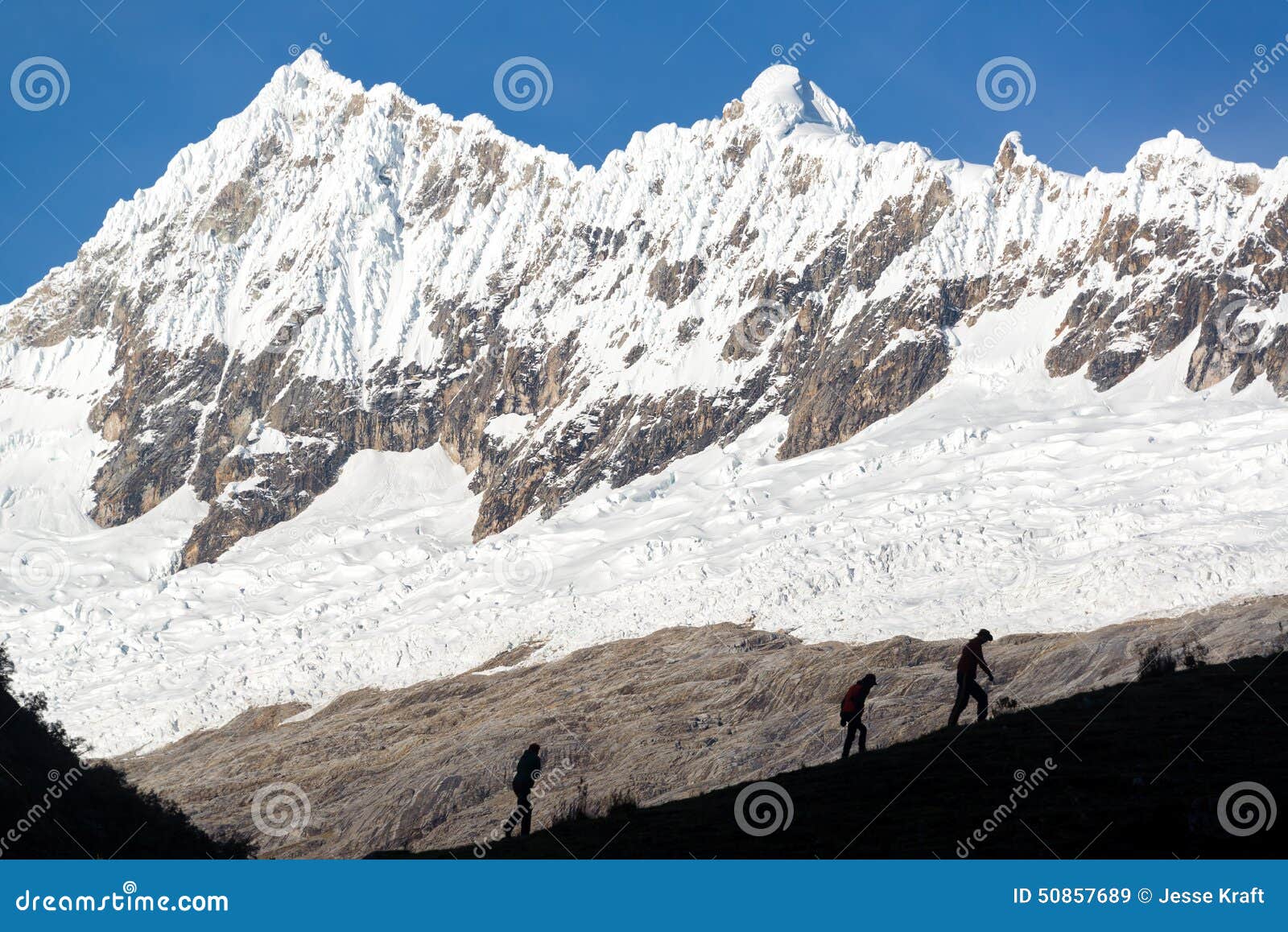 Fotvandrare i Huaraz, Peru. Fotvandrare silhouetted mot den Cordillera Blancaen, del av de Anderna bergen nära Huaraz, Peru