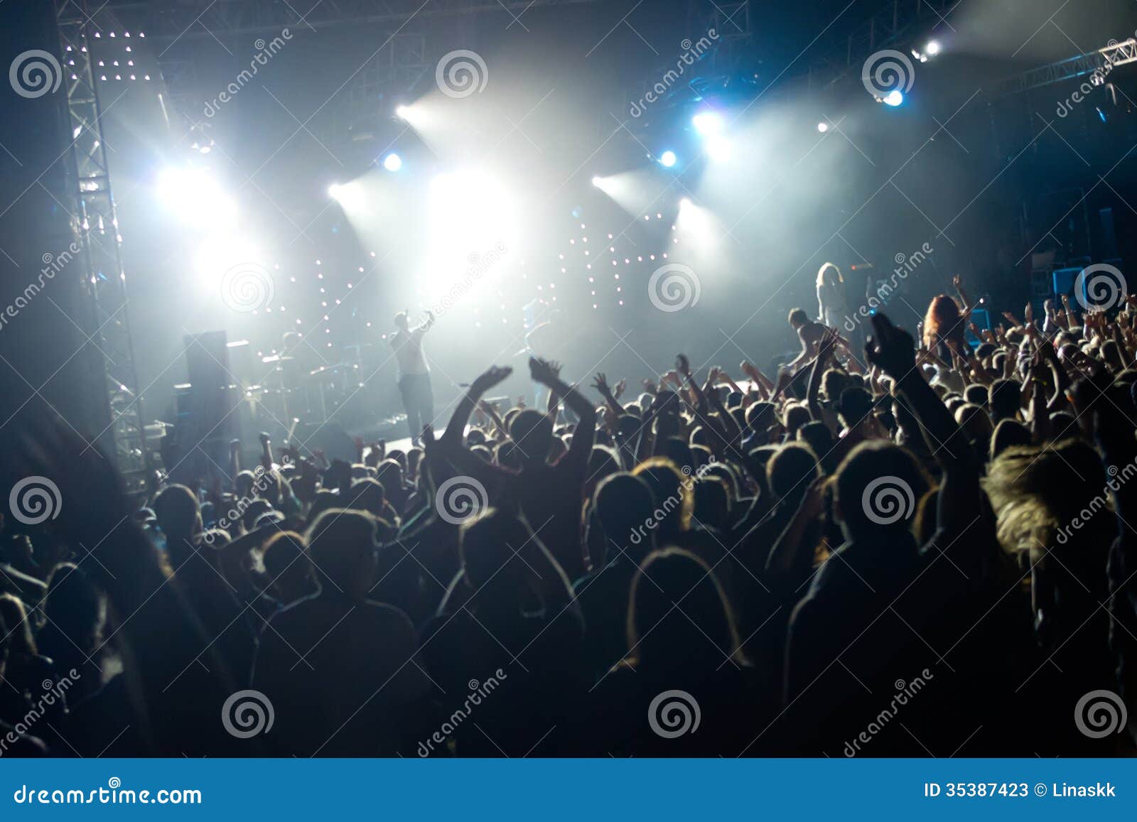 Foule dans un concert image stock. Image du festival 35387423