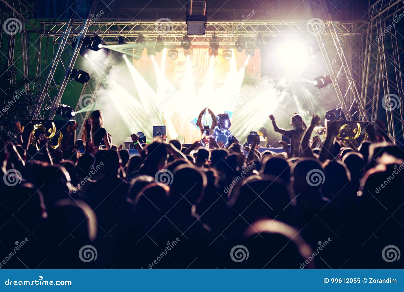 Foule dans un concert image éditorial. Image du événement 99612055