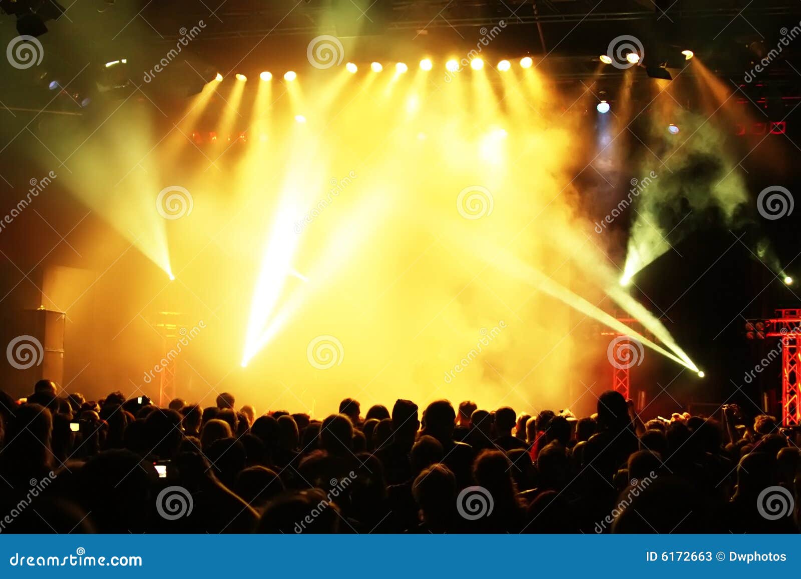 Foule de concert image stock. Image du exécutez, ouvert 6172663