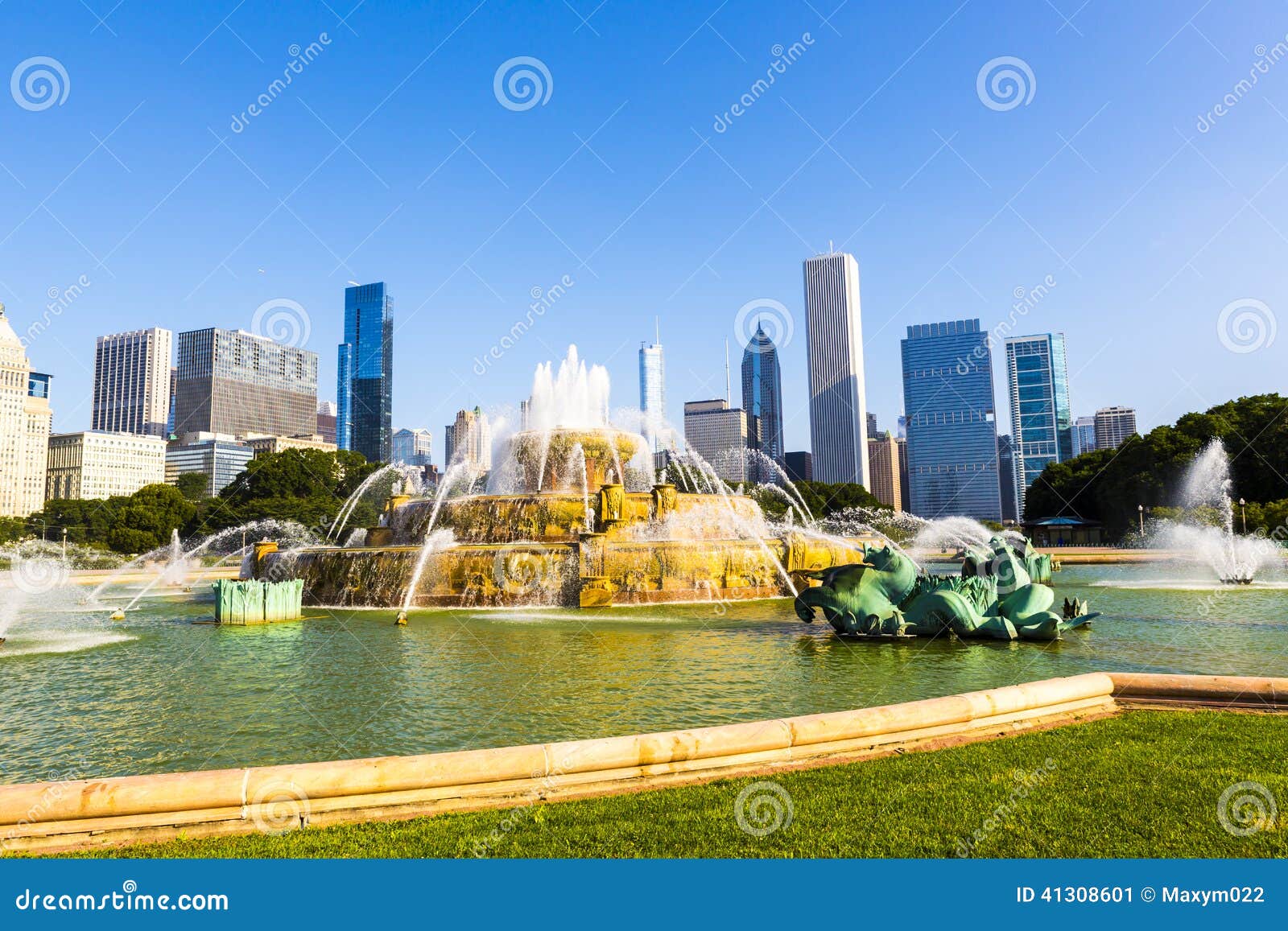 Fountain in Chicago Downtown Stock Image Image of clouds, landmark