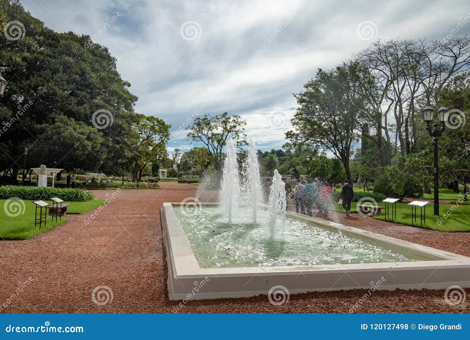 fountain at el rosedal rose park at bosques de palermo - buenos aires, argentina