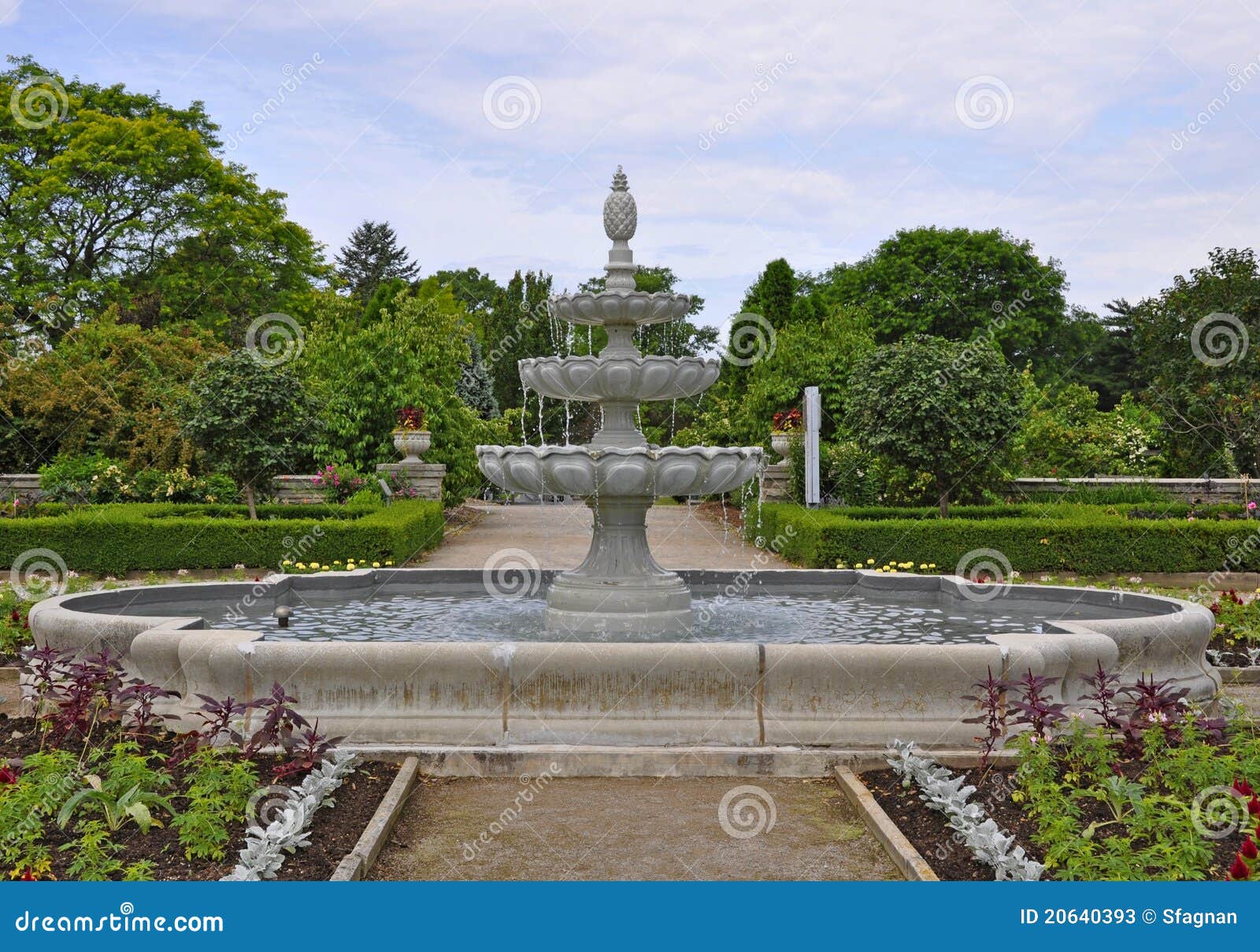 Fountain at the Gardens stock image. Image of ornamental 20640393