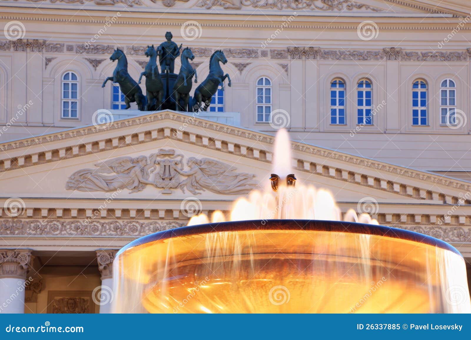 fountain and quadriga of bolshoi theatre