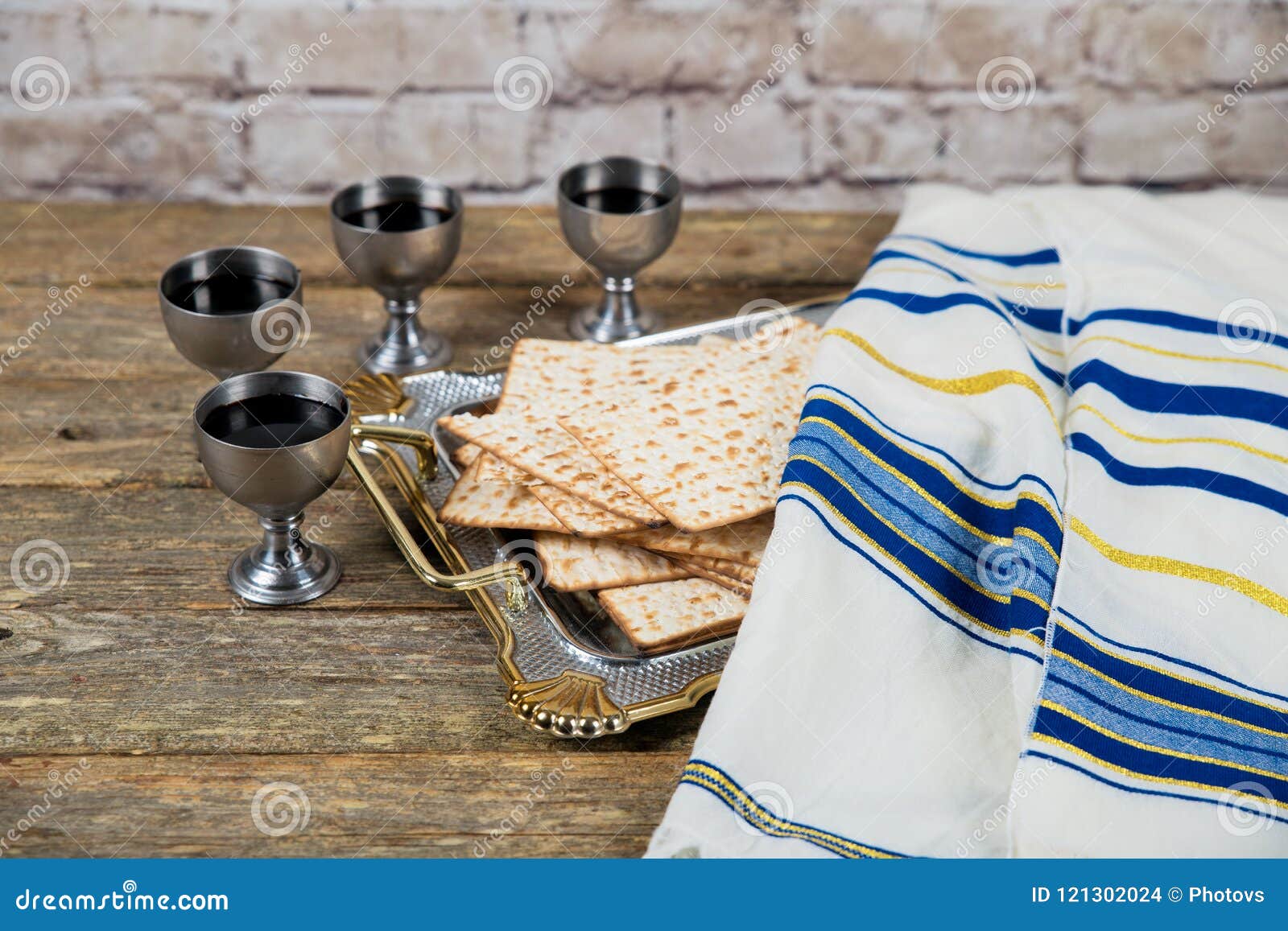 four glasses of wine should be drunk on passover according to jewish tradition