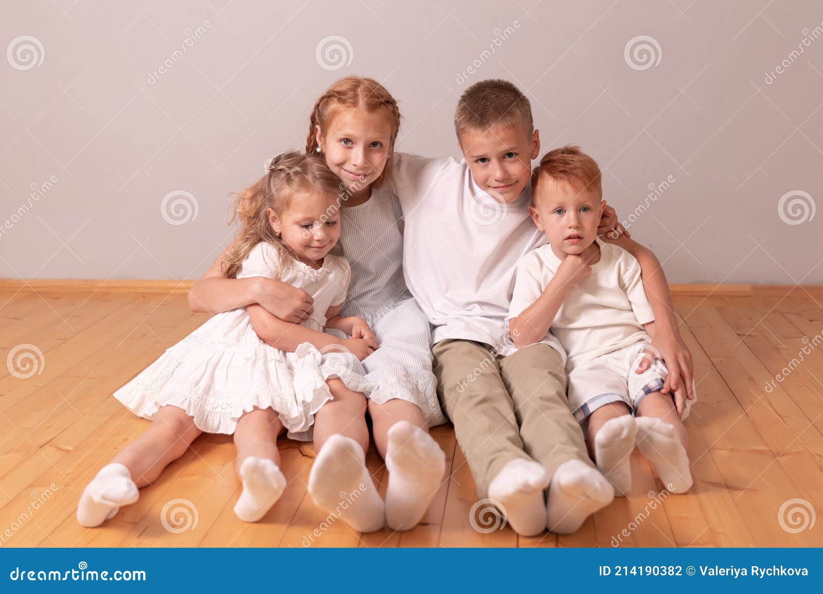 Frères Et Soeurs. Enfants 4 Enfants. Grande Famille Photo stock - Image du  étreinte, caucasien: 214190382