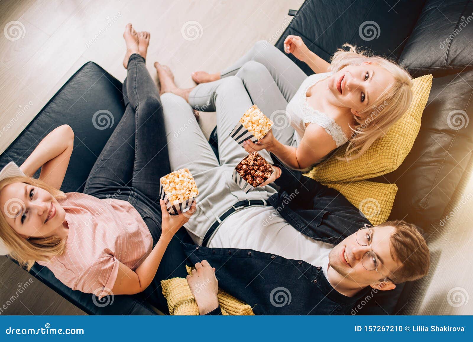 Frohliche Gruppe Von Freunden Zu Hause Popcorn Essen Stockfoto Bild Von Frohliche Freunden