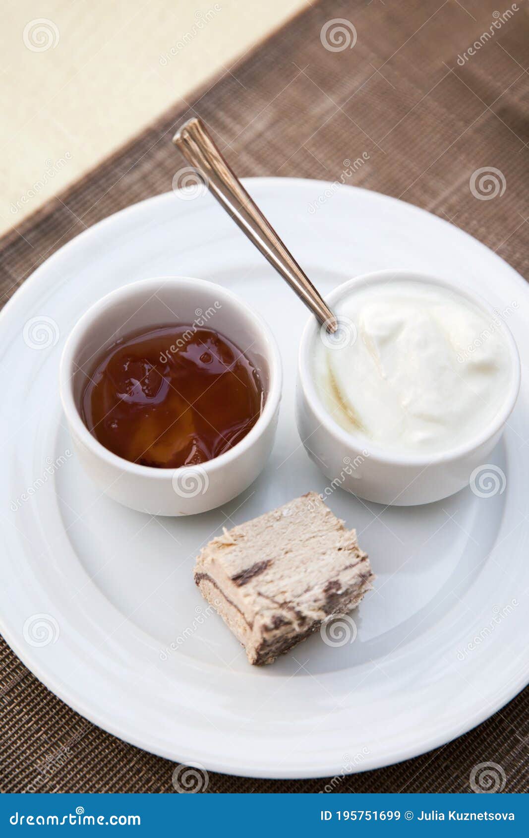 Frühstück Jogurt Und Marmelade Stockbild - Bild von essen, platte ...
