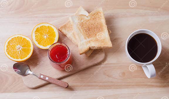 Frühstücken Sie Mit Kaffee, Toast, Orangen Und Erdbeermarmelade Auf ...