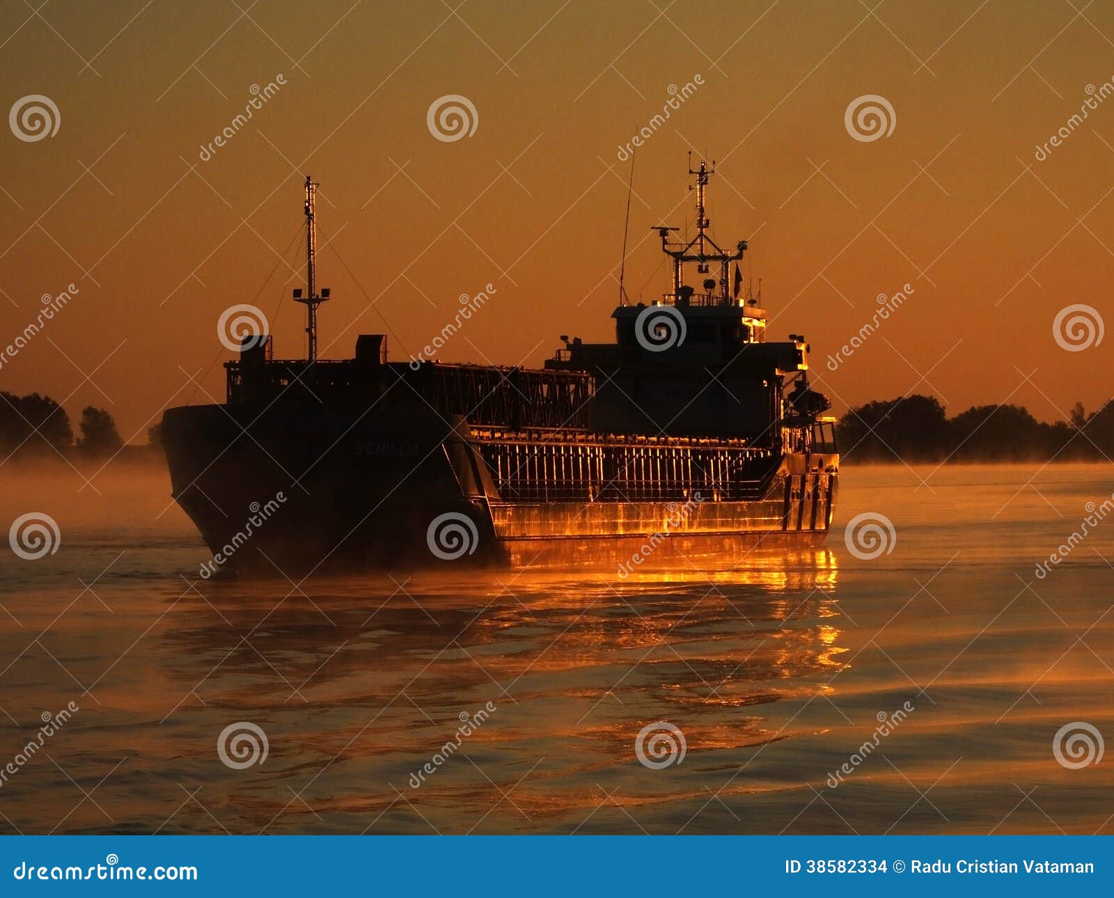 Frachtschiff auf Donau stockfoto. Bild von industriell - 38582334