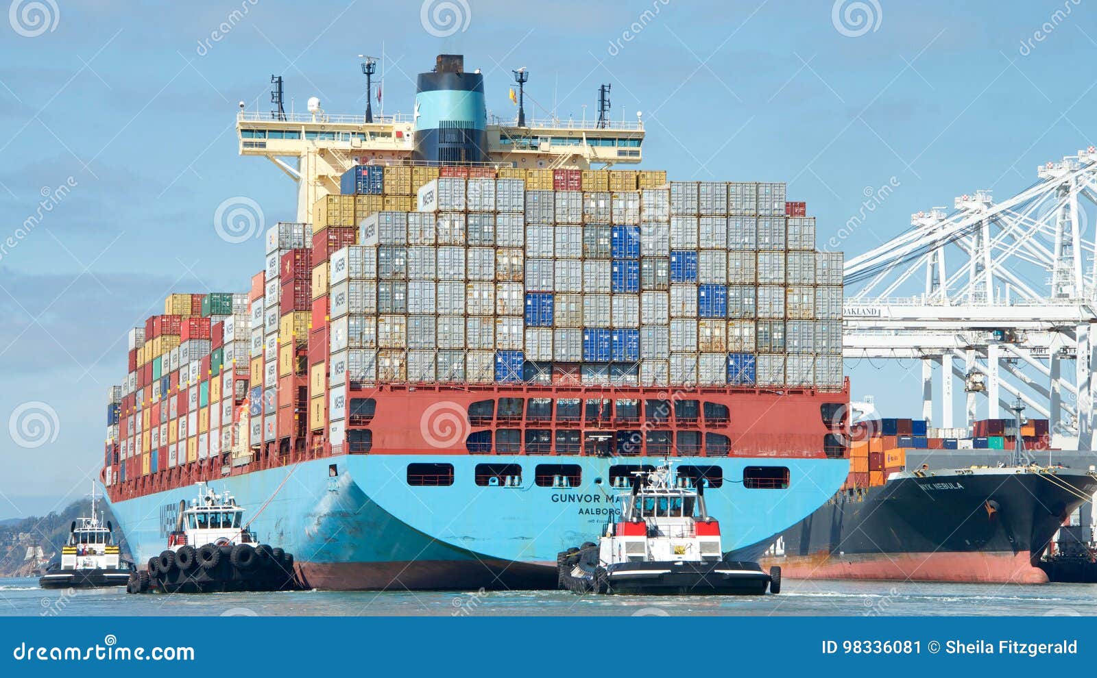 Большой грузовой парусник 4 буквы. Корабль MSC грузовой. Контейнеровоз Maersk Роттердам порт. Грузовой корабль в порту. Контейнеровоз MSC В порту.