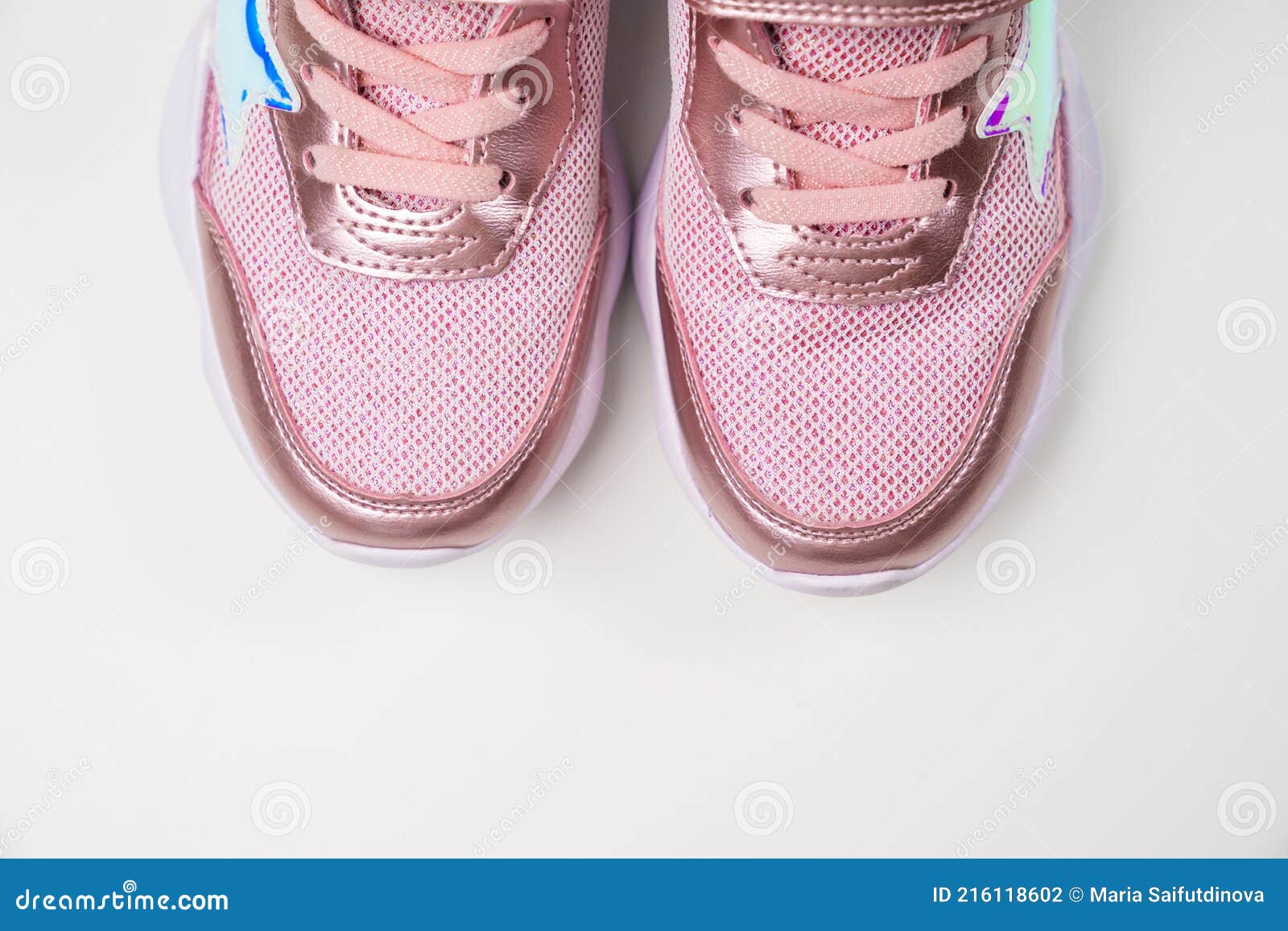 Fragment De Deporte De Color Rosa Zapatos Brillantes De Moda Para Las Niñas Foto de archivo - Imagen de regalo, encanto: 216118602