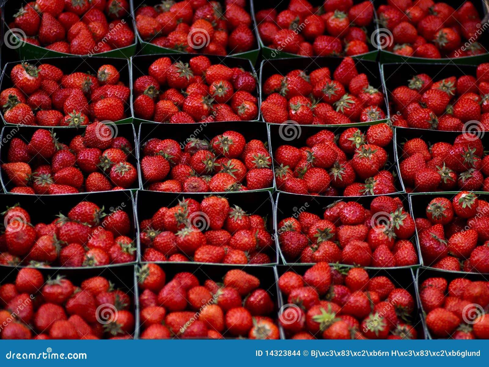 Scatole di fragole su visualizzazione ad una stalla di via