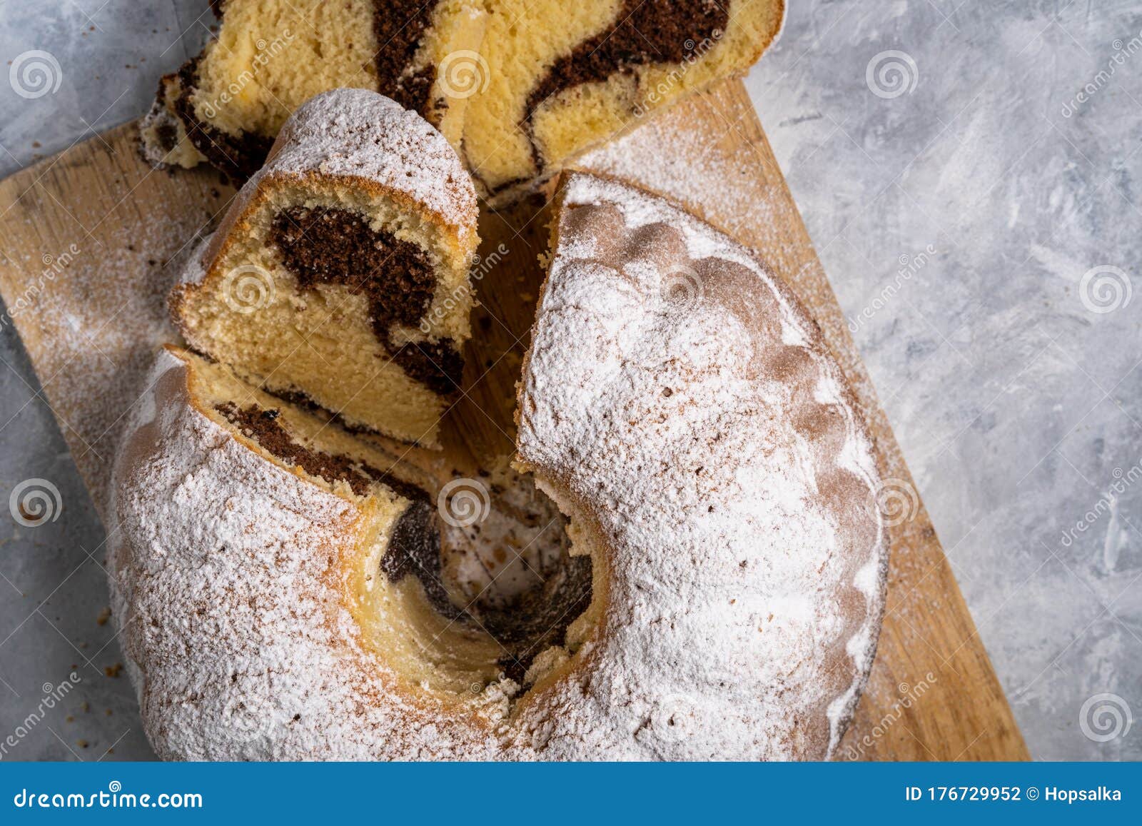 Frais De Gateau Bundt Sur Une Planche A Decouper En Bois Fin De Vue Aerienne D Un Gateau De Marbre Faits Maison Delicieux Cuite D Photo Stock Image Du Gateau Boulangerie