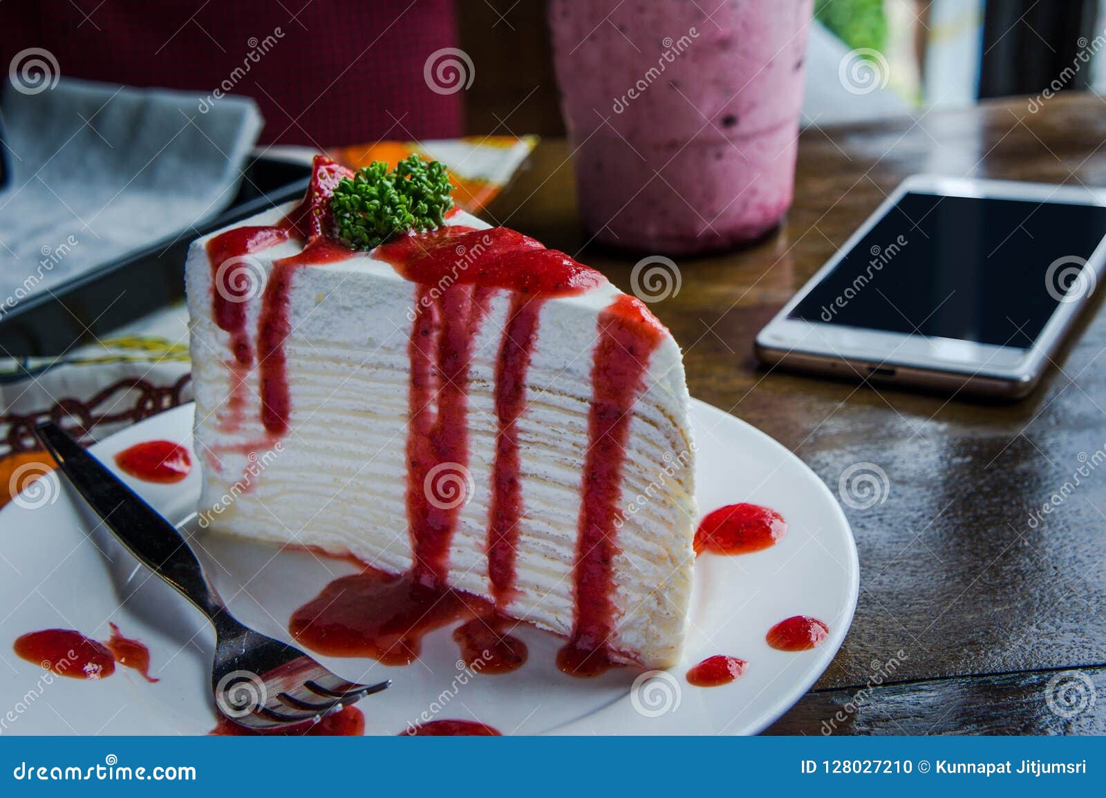 Fraise De Gateau De Crepe Sur Le Cafe De Cafe Nourriture De Bonbon A Dessert Photo Stock Image Du Table Rouge