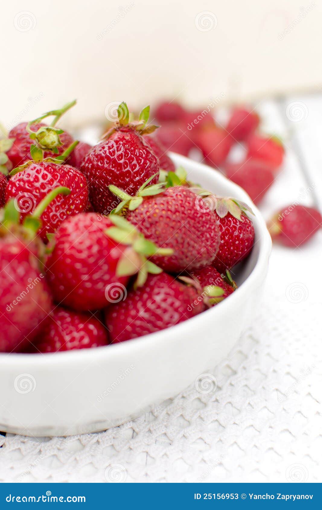 Cuvette blanche avec le plan rapproché frais de fraises