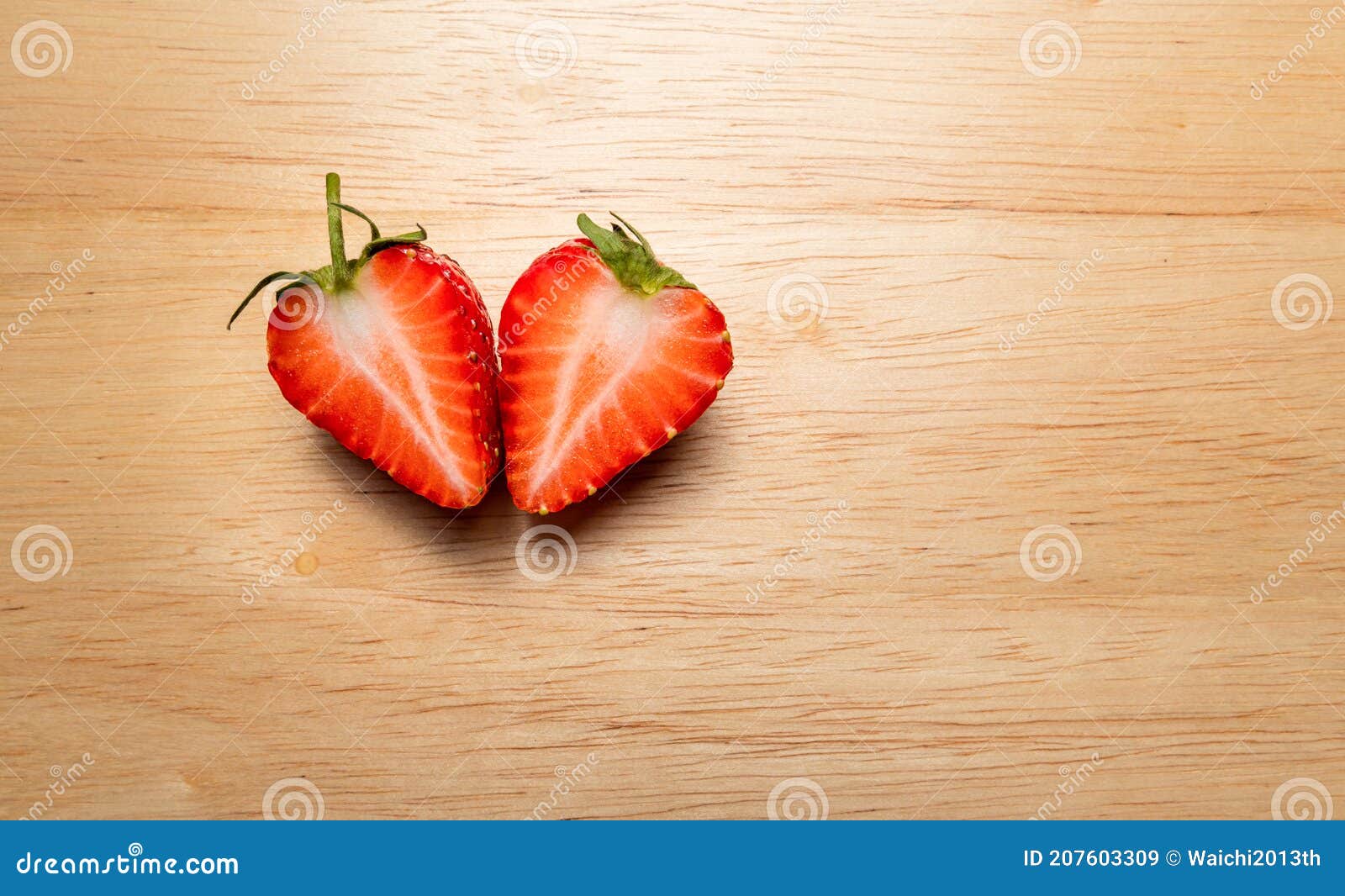 https://thumbs.dreamstime.com/z/fraises-fra%C3%AEches-sur-la-planche-%C3%A0-d%C3%A9couper-en-bois-forme-de-coeur-fraise-fond-nourriture-v%C3%A9g%C3%A9tarien-l-espace-copie-concept-207603309.jpg
