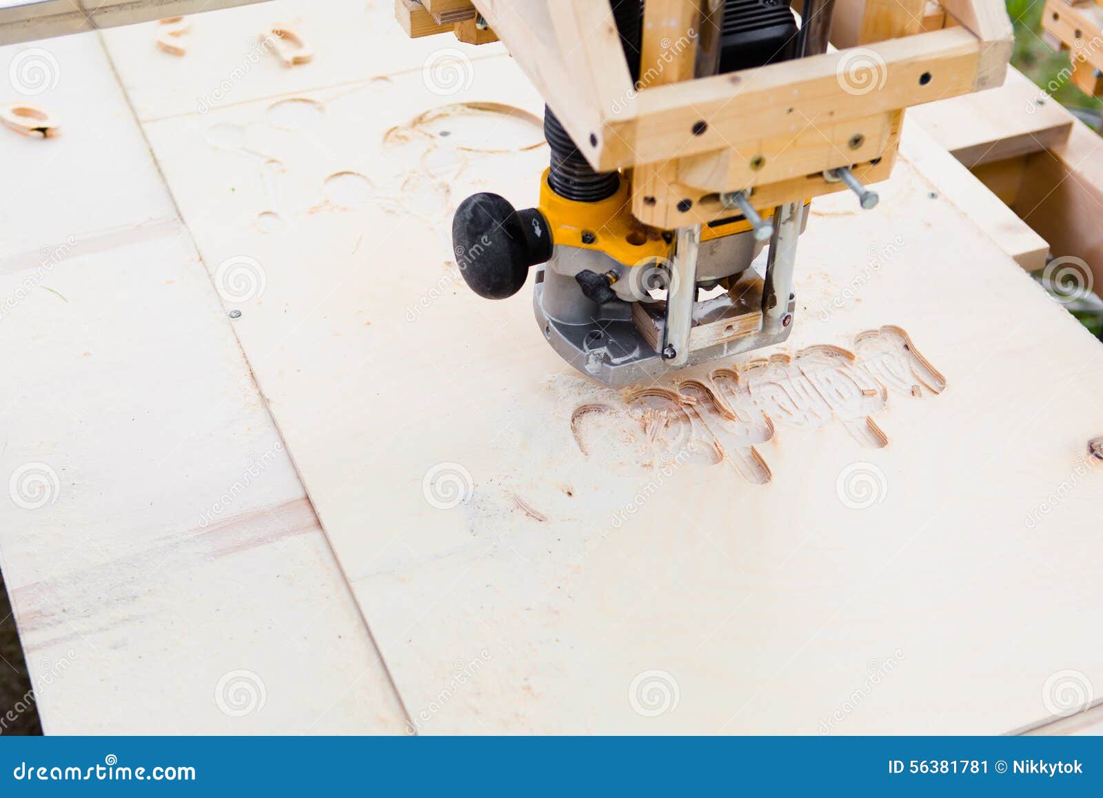 Fraiseuse en bois image stock. Image du technologie, machine - 56381781