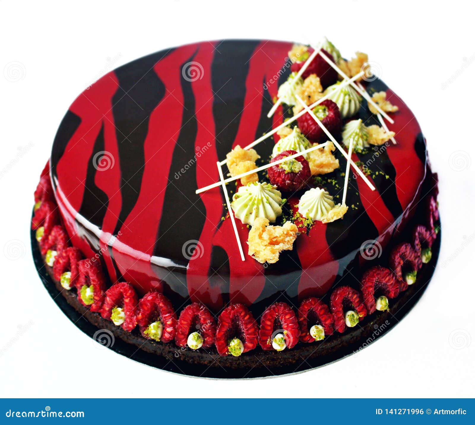 Framboise De Chocolat Et Gateau Rouges Et Noirs De Pistache Avec Les Baies Et La Decoration De Chocolat Photo Stock Image Du Tony Cafe