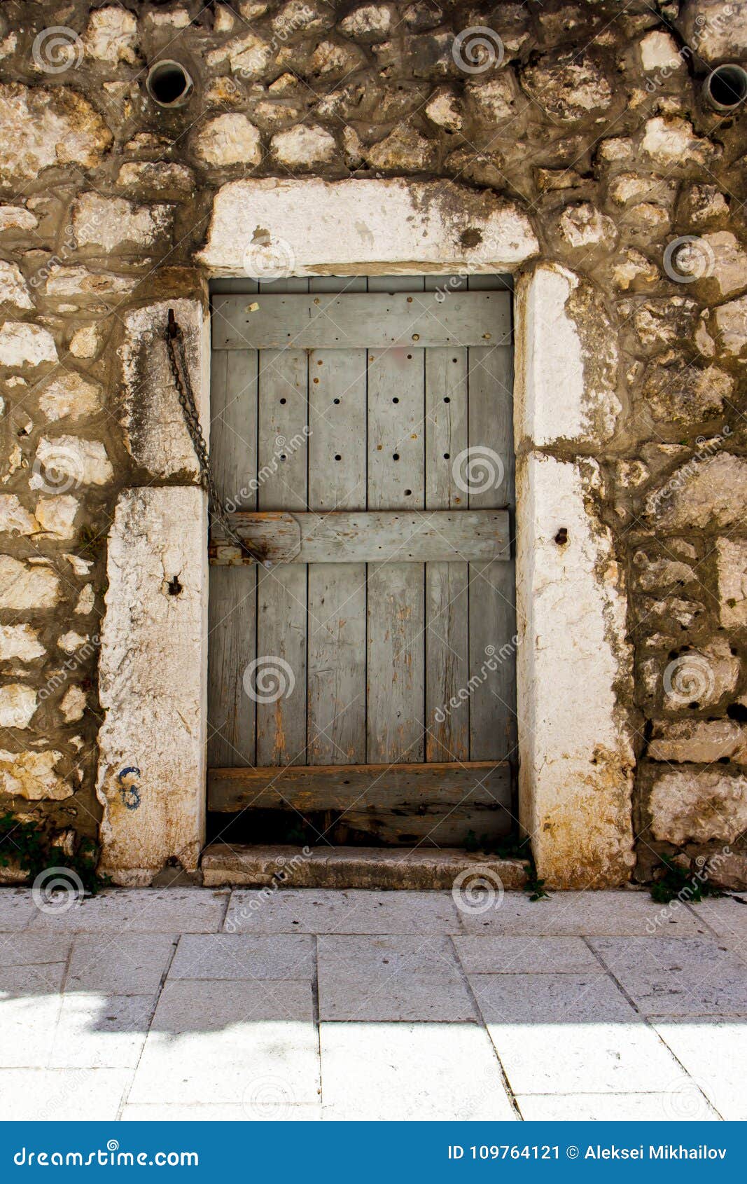 Frammento della facciata di una casa di pietra con una porta in ... Facciata casa in pietra