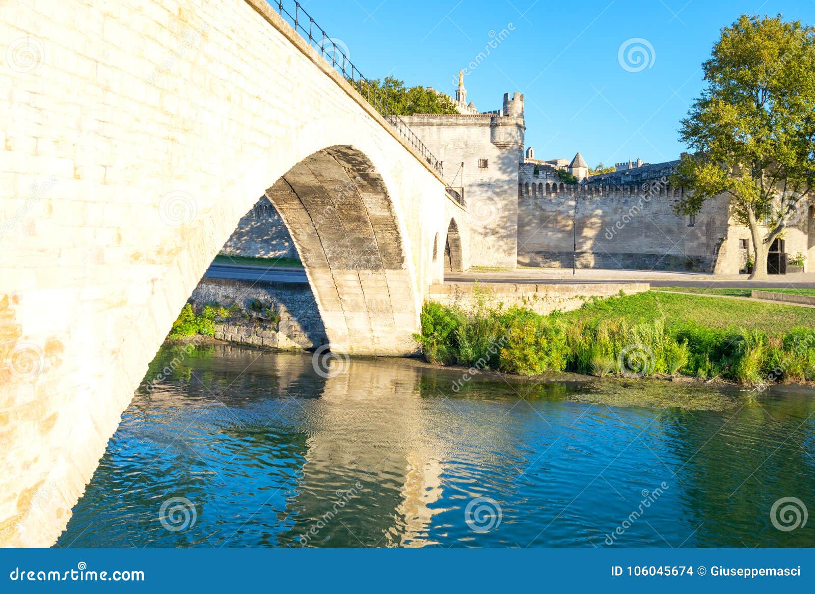 architectures and monuments of avignon